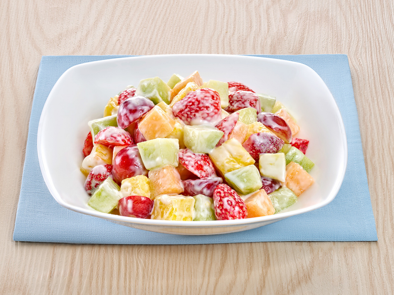 Salad Buah Tropis dengan Yogurt