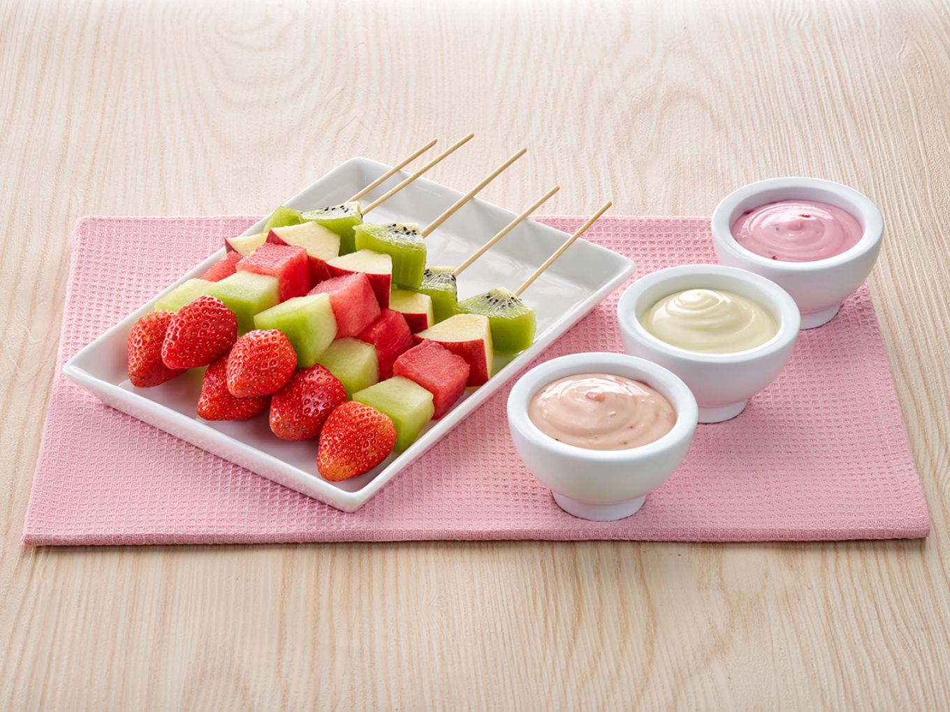Sate Buah dan Cocolan Salad Dressing dengan Yogurt