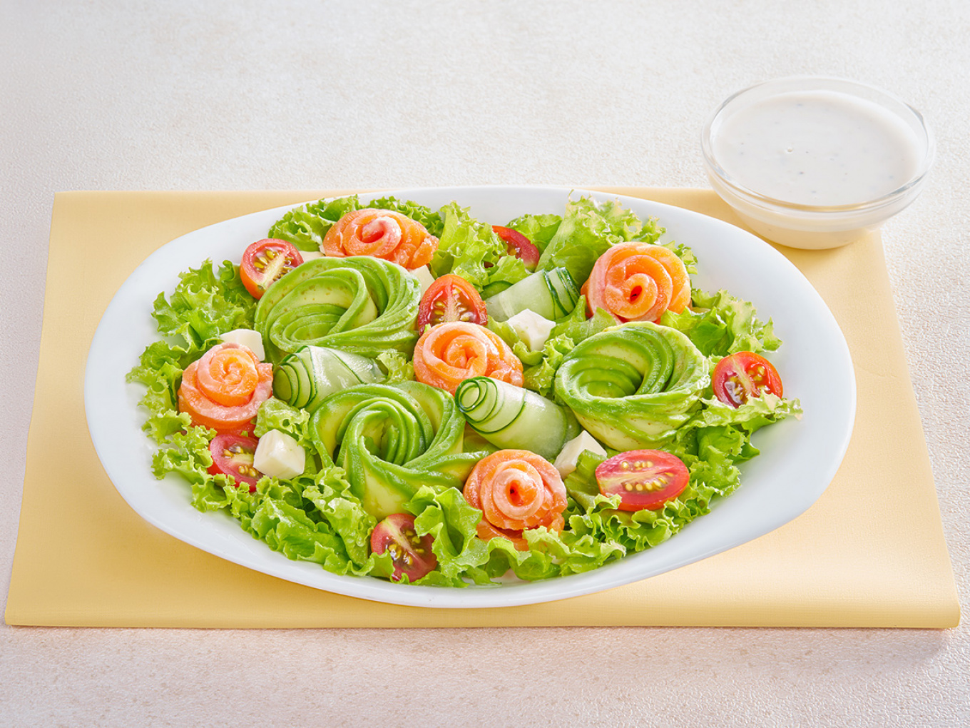 Salad Salmon dan Alpukat Bentuk Bunga