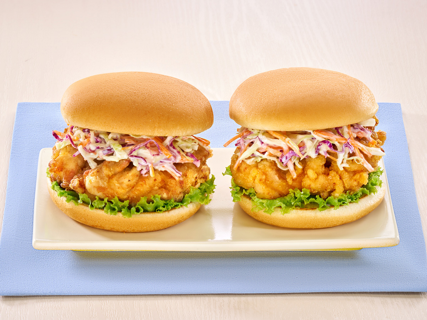 Burger Ayam dengan Coleslaw