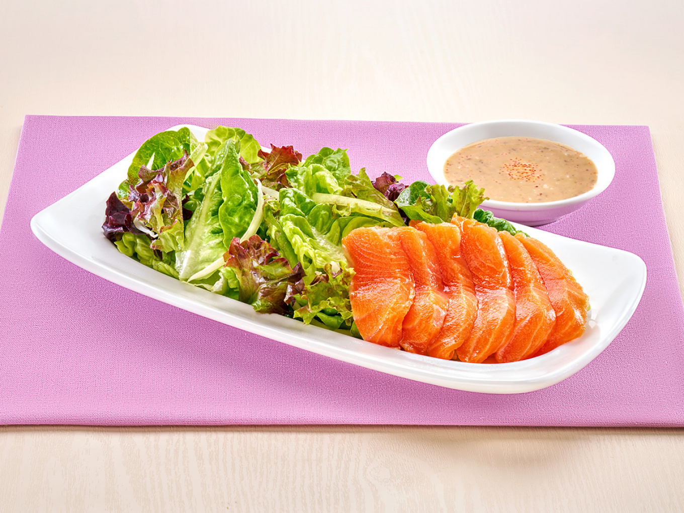 Salmon Sashimi dengan Wijen Sangrai 