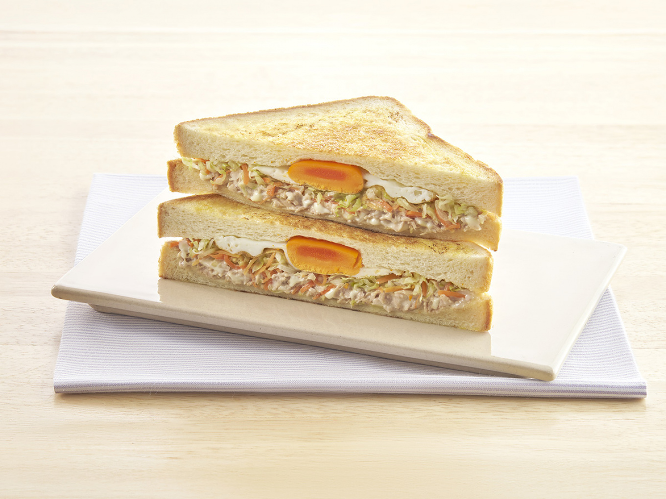 Hot Sandwich Tuna Mayo dengan Coleslaw